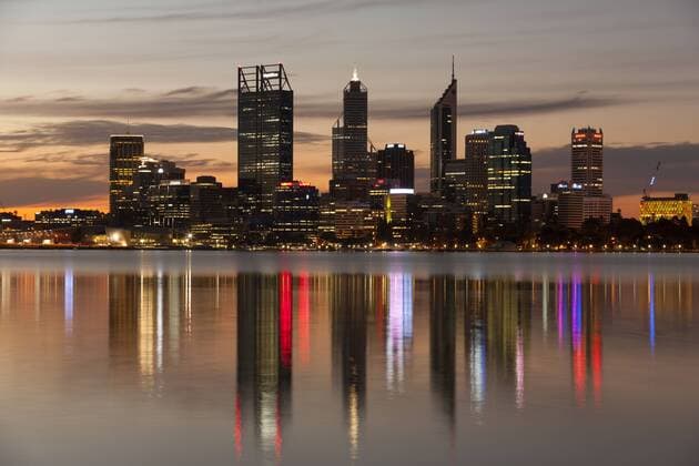  Skyline spiegelt sich im Swan River in der Abenddämmerung, Perth, Western Australia iblpfm03867315.jpg