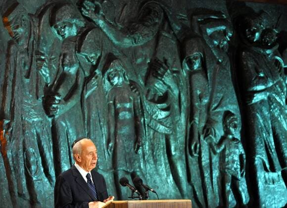 (090421) -- JERUSALEM, April 21, 2009 (Xinhua) -- Israeli President Shimon Peres addresses a ceremony marking the Holocaust Remembrance Day at the Yad Vashem Holocaust Memorial in Jerusalem, on April 20, 2009. Israel paused Monday night in memory of the six million Jews who perished from 1933 to 1945, as the Jewish state marked the start of the Holocaust Remembrance Day. The central theme of this year s ceremony is Children in the Holocaust. Some 1.5 million Jewish children were killed by the Nazis. (Xinhua Yin Bogu) (lr) (4)JERUSALEM-CEREMONY-HOLOCAUST REMEMBRANCE DAY 