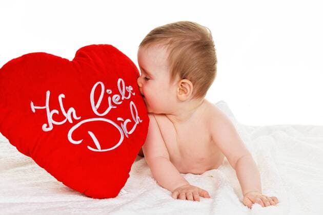 Kleines liegendes Kind Baby mit Polster Ich liebe Dich McPBBO McPBBO
