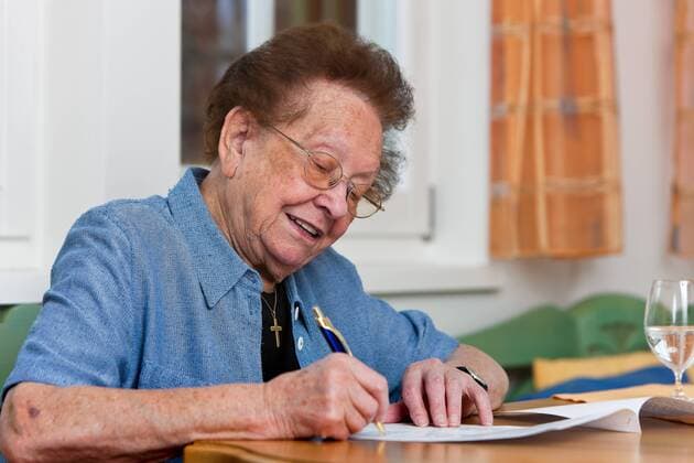 Alte Frau schreibt einen Brief McPBBO McPBBO