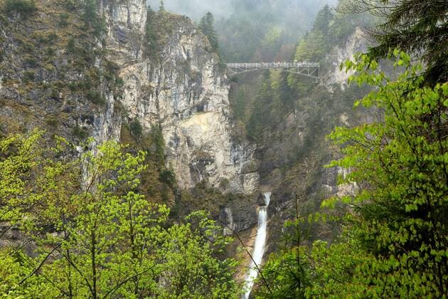 Die Marienbrücke ( auch Pöllatbrücke ) in der Gemeinde Schwangau bei Füssen ist eine Brücke über die Pöllatschlucht unmittelbar hinter und direkt sichtbar vom Schloss Neuschwanstein. Die Brücke wurde benannt nach Königin Marie. Touristenattraktion Königsschlösser in Hohenschwangau ( Bayern )