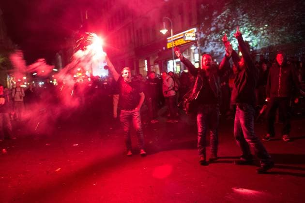 Am Rande des Myfestes kommt es in den Abendstunden im Bereich des Kottbusser Tor zu Auseinandersetzungen mit der Polizei. Aus einer Menschenmenge werden immer wieder Flaschen und Pyrotechnik auf Polizeibeamte geworfen, es kommt zu mehreren Festnahmen. 1. Mai Berlin