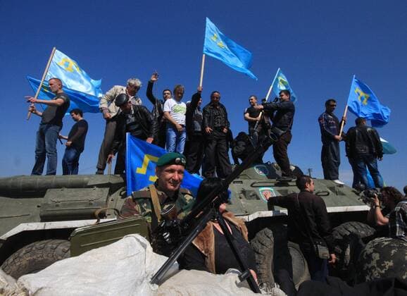 ITAR-TASS: ARMYANSK, UKRAINE. MAY 3, 2014. Crimean Tatars at Turetsky Val crossing point on the Russian-Ukrainian border demand that former chairman of the Mejlis of the Crimean Tatars Mustafa Dzhemilev can enter Crimea.  RE1429D5