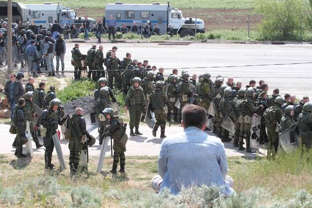 ITAR-TASS: ARMYANSK, UKRAINE. MAY 3, 2014. Turetsky Val crossing point on the Russian-Ukrainian border where Crimean Tatars demand that former chairman of the Mejlis of the Crimean Tatars Mustafa Dzhemilev can enter Crimea.  RE1429E1