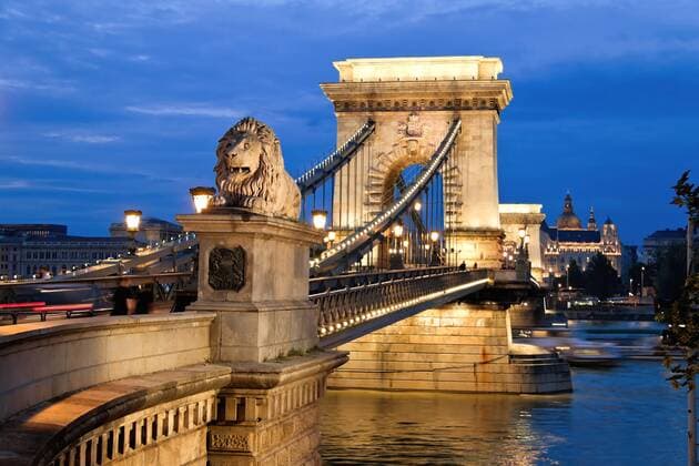 Die Kettenbrücke in Budapest am Abend. Sehenswürdigkeiten in Ungarn. McPBBO McPBBO
