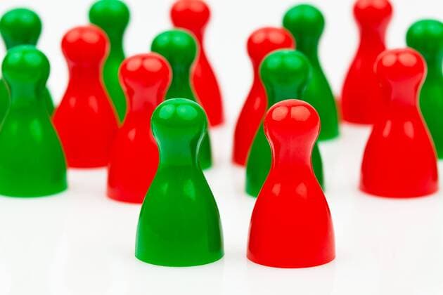 Rote und grüne Spielfiguren. Koalitionsregierung zwischen Rot und Grün. McPBBO McPBBO