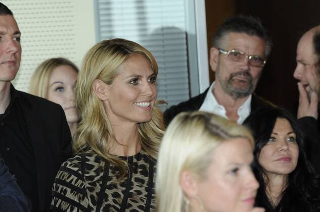 Moderatorin Heidi Klum und im Hintergrund ihr Vater Günter Klum am 06.05.2014 in Köln vor einer Pressekonferenz zum bevorstehenden Finale von Germany s next Topmodel .