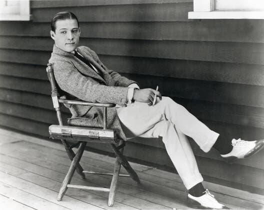 Der italienischstämmige Schauspieler Rudolph Valentino (1895 - 1926), hier auf einer Terrasse sitzend in den 1920er Jahren. UnitedArchives00411401