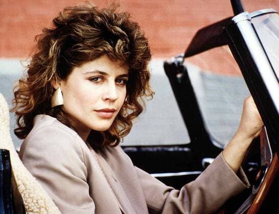 Linda Hamilton In arger Bedraengnis versteckt ein Agent der US-Regierung wichtige Dokumente in einem ungewoehnlichen Auto, einem Prototyp. Nina (Linda Hamilton) die kurz darauf das Auto stiehlt, ahnt nicht, welche brisante Fracht sie an Bord hat. 1986 UnitedArchives01205234
