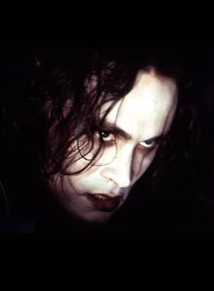 Brandon Lee Rockmusiker Eric Draven (Brandon Lee) und seine Verlobte Shelly werden an Halloween in ihrer eigenen Wohnung von Top Doller und dessen Gang bestialisch ermordet. 1994 UnitedArchives01274227