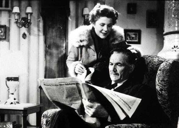 Sophie (Paula Wessely), Hermann (Attila Hörbiger) Hermann Naglmüller (Attila Hörbiger) ist ein pedantischer Familientyrann, der seiner treusorgenden Gattin Sophie (Paula Wessely) das Leben schwer macht. 1953 UnitedArchives01328124