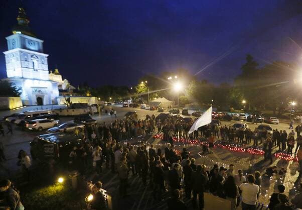 ITAR-TASS: KIEV, UKRAINE. MAY 17, 2014. People gather in St. Michael s Square for a Light a spark in your heart ceremony to mourn the victims of the Crimean Tatar deportation.  RE1442F4