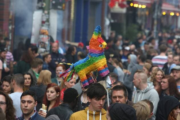 Berlin (Friedrichshain-Kreuzberg): 12. Myfest im Ortsteil Kreuzberg. Alljährlich findet am Maifeiertag das über die Grenzen Berlins hinaus bekannte Straßenfest statt. Zahlreiche Bühnen und Vorführungen bieten ein buntes und vielfältiges Programm. Den ganzen Tag blieb es entspannt auf der Oranienstraße, den Plätzen und Straßen der Umgebung. Rund 40.000 Besucher kamen um friedlich miteinander zu feiern. Mit Beginn der Dunkelheit ging es etwas ruppiger zu. Zwischen den Teilnehmern der Revolutionären 1. Mai-Demo und der Polizei kam es mehrfach zu Auseinandersetzungen. Größere Zwischenfälle wurden jedoch nicht gemeldet.