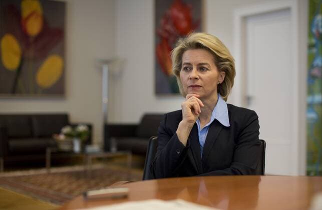 Deutschland, Berlin, Verteidigungsministerium, Interview mit Verteidigungsminister Ursula von der Leyen CDU, 04.04.2014