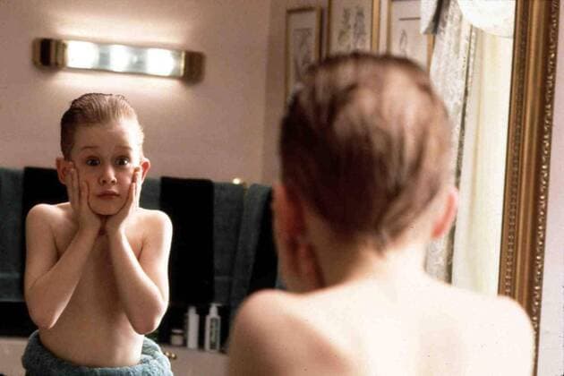 Macaulay Culkin Kevin (Macaulay Culkin) fuehlt sich ganz als Erwachsener. Dazu gehoert auch die morgendliche Rasur .. 1991 UnitedArchives01349101