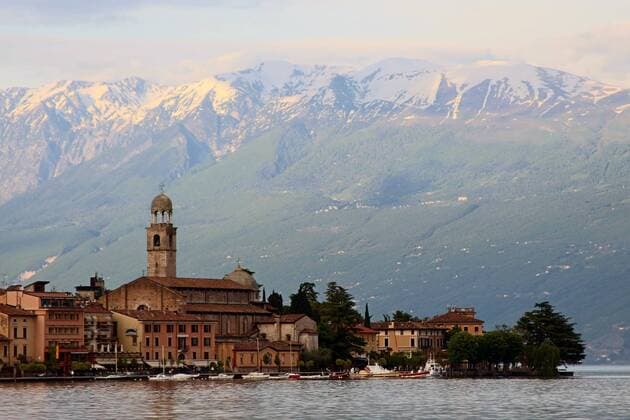 Uferpromenade mit Altstadt und Dom vor schneebedecktem Gipfel des Berg es Monte Baldo, Salo, Lago di Garda, Gardasee, Provinz Brescia, Italien