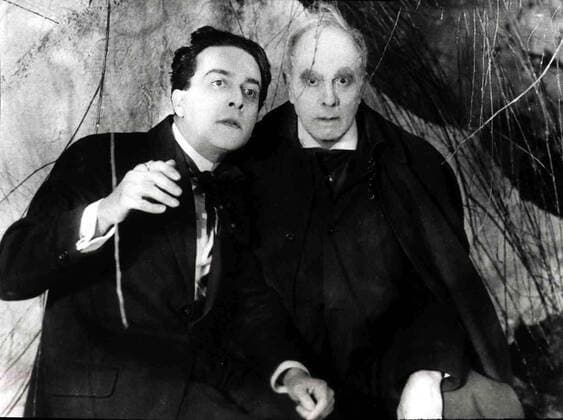 Werner Krauss, Conrad Veidt Mit Hilfe des Schlafwandlers Cesare (Conrad Veidt,l) will der besessene Arzt Dr. Caligari (Werner Krauss) beweisen, daß Menschen unter Hypnose willenlos und steuerbar sind. Schon bald geschehen Morde in der Stadt. 1919 UnitedArchives01350788