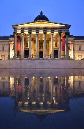  Spiegelung im Regen, National Gallery, blaue Stunde, Trafalgar Square, London, England, Großbritannien, Europa iblimw03896462.jpg