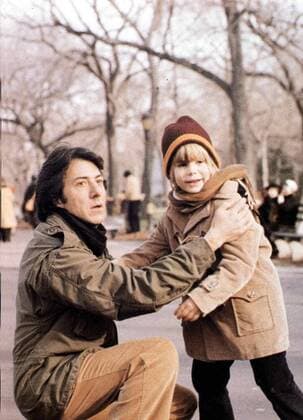 Dustin Hoffman, Justin Henry Ted (Dustin Hoffman) verwandelt sich von einem berufsfixierten Karrieristen in einen verstaendnisvollen Vater, der sich aufopfernd um seinen Sohn Bill (Justin Henry) kuemmert. 1979 UnitedArchives01351283