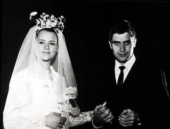 Heidi Stroh, Georg Hauke Die Fotografin Elisabeth (Heidi Stroh) erfuellt sich ihren Traum vom Brautkleid und heiratet den Medizinstudenten Rolf (Georg Hauke). 1966 UnitedArchives01352975