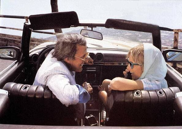 Dieter Hildebrandt, Gisela Schneeberger Der neureiche Herr Eigenbrodt (Dieter Hildebrandt) faehrt Irmgard Loeffler (Gisela Schneeberger) in seinem Cabrio durch die Gegend, waehrend ihr Mann das geparkte Familien-Auto bewacht. 1988 UnitedArchives01353181