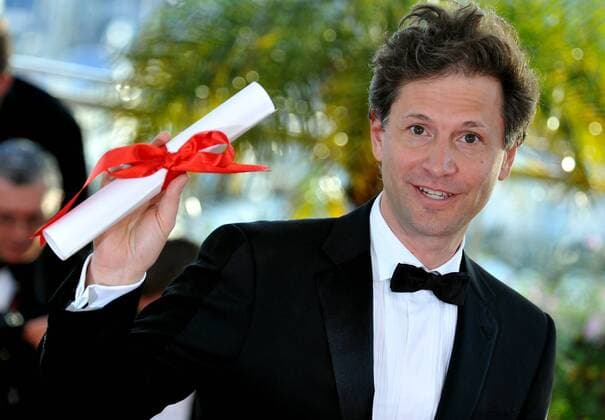 (140524) -- CANNES, May 24, 2014 (Xinhua) -- U.S. director Bennett Miller presents the Best Director award of the 67th Cannes Film Festival for his film Foxcather, in Cannes, France, May 24, 2014.(Xinhua Chen Xiaowei) FRANCE-CANNES-FILM FESTIVAL-AWARDS 