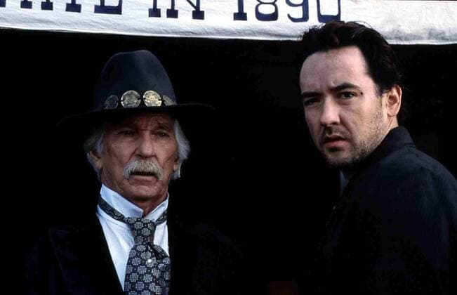 Henry Ballard (L. Q. Jones), Myrl Redding (John Cusack) 1999 UnitedArchives01355662