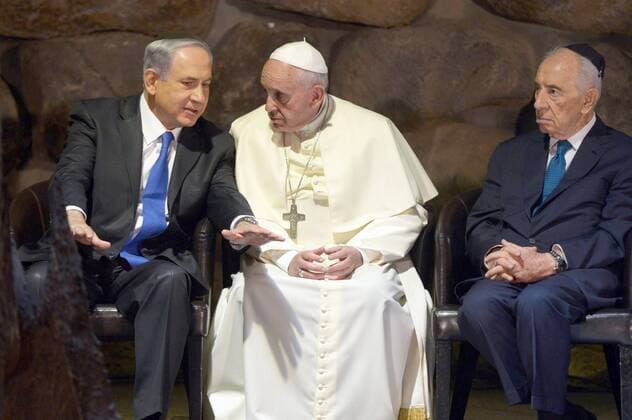 Am letzten Tag seiner Nahostreise hat Papst Franziskus am Montag (26.05.14) in der Gedenkstätte Yad Vashem in Jerusalem der Opfer des Holocaust gedacht. Im Beisein von sechs Holocaust-Überlebenden legte er einen Kranz nieder. Begleitet wurde der Papst vom israelischen Präsidenten Shimon Peres (r.), Regierungschef Benjamin Netanjahu (l.) und dem früheren Oberrabbiner Israel Meir Lau, der als Kind den Holocaust überlebte. In der Halle des Gedenkens entzündete Franziskus das ewige Licht. Die dreitägige Pilgerreise des Papstes durch Jordanien, die Palästinensischen Autonomiegebiete und Israel ging am Montagnachmittag zu Ende. (Siehe epd-Meldung vom 26.05.14) Papst besucht Holocaust-Gedenkstätte Yad Vashem in Jerusalem epd EDITORIAL USE ONLY