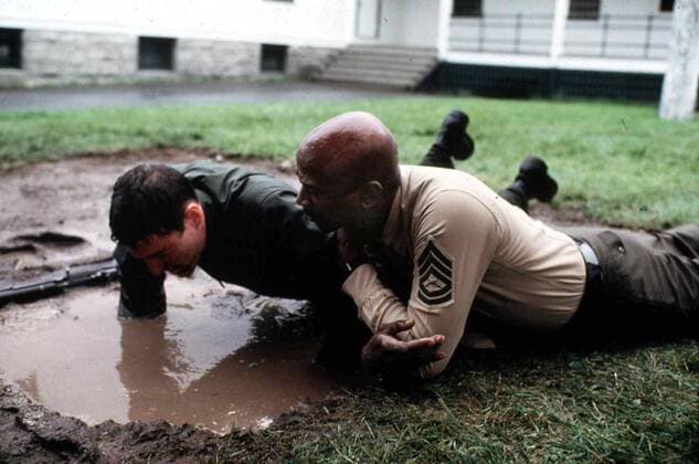 OSCARS. Bester Nebendarsteller. Preisträger 1981-1990 Richard Gere, Louis Gossett Jr. Sgt. Emil Foley (Louis Gossett,l) quält Zack Mayo (Richard Gere) erbarmungslos. 1982 UnitedArchives01359307