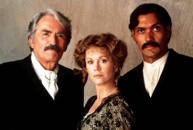 Gregory Peck, Jane Fonda Jimmy Smits In den Wirren des Mexikanischen Buergerkrieges treffen der alte Gringo Ambrose Bierce (Gregory Peck, l), die Lehrerin Harriet Winslow (Jane Fonda) und der mexikanische Revolutionaer Tomas Arroyo (Jimmy Smits) aufeinander. 1989 UnitedArchives01359357