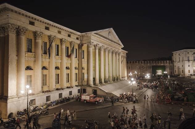 Der Platz Piazza Bra bei Nacht, Verona, Venetien, Italien, Europa iblglf03907151.jpg