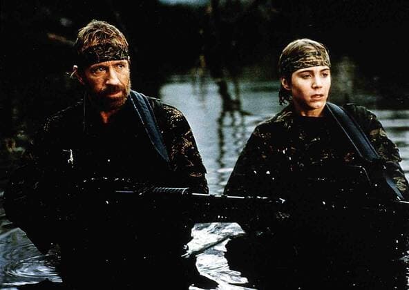 Chuck Norris, Jonathan Brandis Der kontaktarme Asthmatiker Barry Gabrewski (Jonathan Brandis,r) leidet unter seinen Mitschuelern. Er fluechtet sich in Tagtraeume, in denen er Seite an Seite mit seinem Idol Chuck Norris (r) kaempft. 1992 UnitedArchives01364543