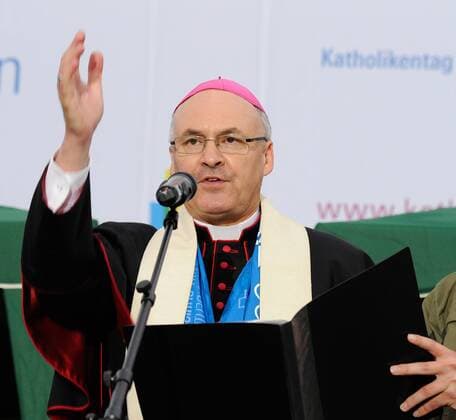 Der Regensburger Bischof Rudolf Voderholzer bei der Eröffnung des 99. Deutschen Katholikentages am Mittwochabend (28.05.14) auf dem Domplatz in Regensburg. - (Siehe epd-Meldung vom 28.05.14) Katholikentag in Regensburg eröffnet epd EDITORIAL USE ONLY