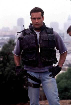 Jason Patric Als Annie Porter erfaehrt, dass ihr Freund Alex Shaw (Jason Patric) ein Elite-Cop fuer Kriseneinsaetze ist, haengt der Haussegen schief. 1997 UnitedArchives01365305