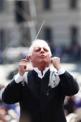 Gratiskonzert am Bebelplatz in Berlin GER, Berlin, 20140601, Gratiskonzert am Bebelplatz in Berlin, mit Daniel Barenboim und die Berliner Staatskapelle, mit der Violinistin Lisa Batiashvili