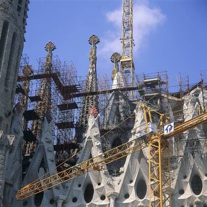 Construction of roof and spires at Sagrada Familia. Barcelona, Catalunya, Spain. 2001. Designed by Antoni Gaudi. Construction of roof and spires at Sagrada Familia. Barcelona, Catalunya, Spain. 2001. Designed by Antoni Gaudi.  ZB5350_241317_1251