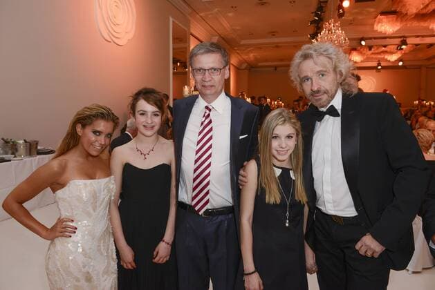von links: Sylvie Meis, Karlotta Philippsen; Guenther Günther Jauch, Jule Koehler und Thomas Gottschalk, Rosenball zugunsten der Stiftung Deutsche Schlaganfall-Hilfe, Festveranstaltung in Berlin, 31.05.2014 Poolfoto!