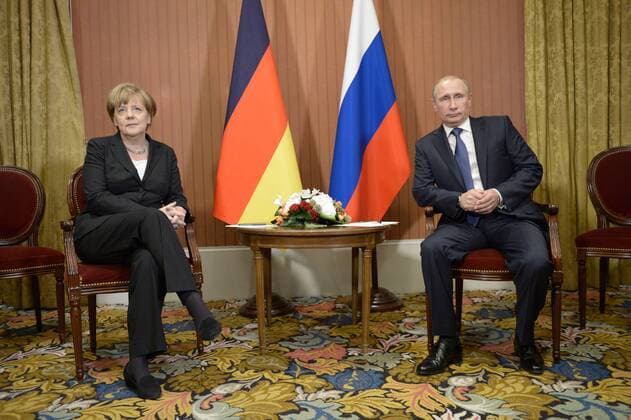 ITAR-TASS: DEAUVILLE, FRANCE. JUNE 6, 2014. German Chancellor Angela Merkel (L) and Russian President Vladimir Putin meet for talks at Normandy Barriere hotel in Deauville.  Aufmacher RE1465AB
