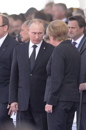 Vladimir Putin Angela Merkel - Feierlichkeiten zum 70. Jahrestag der Alliierten-Landung in Ouistreham Frankreich - 06 06 2014 JBAutissier Panoramic 