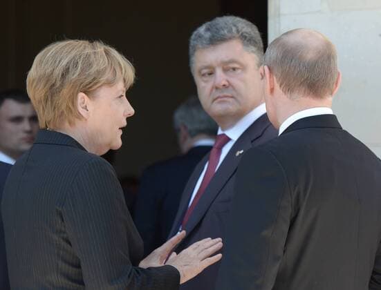 ITAR-TASS: OUISTREHAM, FRANCE. JUNE 6, 2014. German Chancellor Angela Merkel, Ukrainian President-Elect Petro Poroshenko, and Russian President Vladimir Putin (L-R) talking during the celebrations marking the 70th anniversary of the Allied Forces D-Day landings in Normandy.  premiumd RE146739