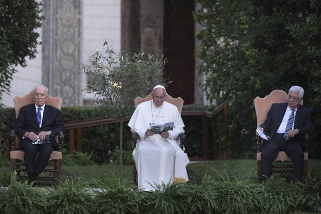 Pope Francis (C) sits with Palestinian leader Mahmud Abbas (R) and Israeli President Shimon Peres for a joint peace prayer in the gardens of the Vatican on June 8, 2014.  VCP20140608217