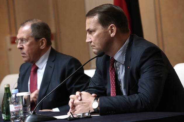 ITAR-TASS: ST PETERSBURG, RUSSIA. JUNE 10, 2014. Russian foreign minister Sergei Lavrov (L), and Polish foreign minister Radoslaw Sikorski during a meeting.  RE146E27