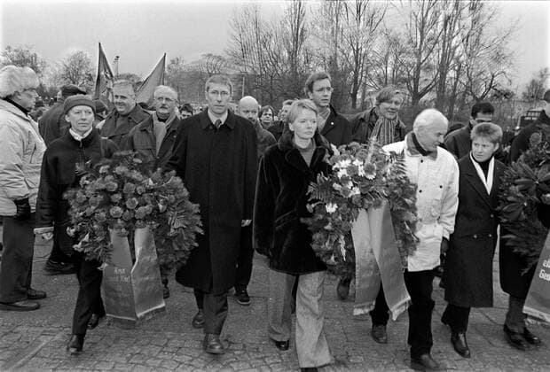 Kranzniederlegung PDS, Gedenkstätte der Sozialisten PDS Delegation, Gedenkdemonstration für Karl Liebknecht und Rosa Luxemburg, Kranzniederlegung an der Gedenkstätte der Sozialisten in Friedrichsfelde, (v.r.n.l.) Petra Pau, Hans Modrow, Gabi Zimmer, (dahinter v.li.) Stefan Liebich, Hanno Hanusch, alle PDS, Die Linke, DEU, Berlin-Lichtenberg, 14.01.2001;