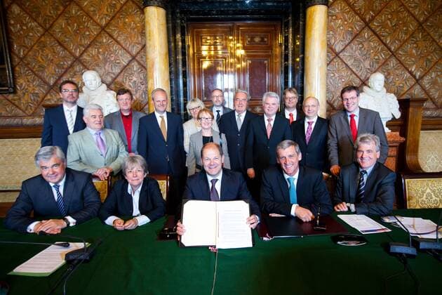 Frank Horch (Senator fuer Wirtschaft ), Jutta Blankau (Senator fuer Stadtentwicklung), Buergermeister Olaf Scholz, Torsten Sevecke (Bezirksamtsleiter Eimsbüttel), Hans-Joachim Klier (Vorsitzender der Bezirksversammlung Wandsbek), (1. Reihe v.l.), nach der Vertragsunterzeichnung des Vertrages fuer Mehr Wohnraum fuer Hamburg im Buergermeister-Saal des Hamburger Rathauses am 04.07.2011 in Hamburg, Germany. Der Senat und die sieben Hamburger Bezirke haben den Vertrag fuer Hamburg unterzeichnet und sich auf eine deutliche Verstärkung des Wohnungsbaus in Hamburg verpflichtet.