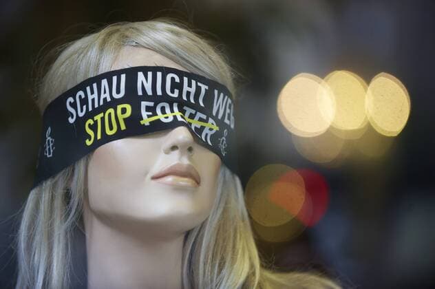 Mit schwarzen Augenbinden mit der Aufschrift: Schau nicht weg - Stop Folter haben Aktivisten von Amnesty International am Mittwoch (25.06.14) in ganz Deutschland gegen Folter protestiert. In Berlin wurden auch Schaufensterpuppen mit Augenbinden versehen, wie hier im Modegeschäft Jimmy s im Stadtteil Prenzlauer Berg. Anlass war der Internationale Tag zur Unterstützung der Folteropfer am 26. Juni, der in weltweit 50 Ländern zu Protesten genutzt wurde. (Siehe epd-Meldung vom 25.06.14) Amnesty-Aktion gegen Folter epd EDITORIAL USE ONLY