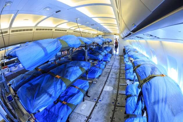 Airbus A310 MRTT MedEvac DEU Brandenburg Schönefeld Â Airbus A310 MRTT MedEvac: Der Airbus A310 MRTT MedEvac ist ein wichtiges Glied in der Rettungskette zur medizinischen Evakuierung schwer- und schwerstverletzter Personen über große Distanzen. Die umgebauten Airbus A310 MRT (Multi Role Transport Tanker) der deutschen Bundeswehr gehören zu den modernsten MedEvac-Flugzeugen der Welt. Der MedEvac-Rüstsatz besteht aus bis zu sechs Patiententransporteinheiten (PTE), deren Ausstattung den modernsten Standards der Intensivmedizin entsprechen. Des weiteren befinden sich 38 Liegeplätze an Bord, von denen an 16 Intermediate-Care-Plätzen mittels Monitorkontrolle eine verstärkte medizinische Überwachung und Medikamentenbehandlung möglich ist. Somit können insgesamt 44 Patienten liegend transportiert werden. Abhängig von der Anzahl und dem Verletzungsmuster der zu transportierenden