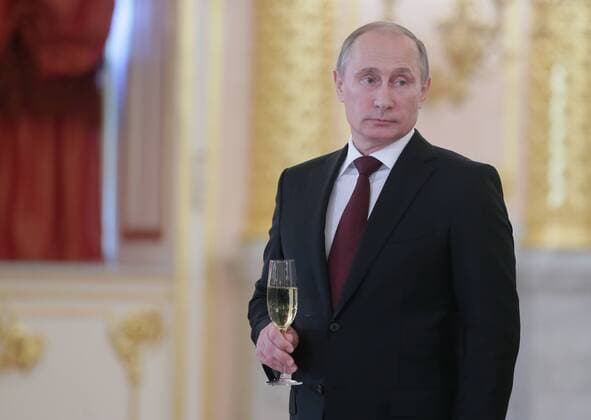 ITAR-TASS: MOSCOW, RUSSIA. JUNE 27, 2014. Russia s president Vladimir Putin holds a glass of champagne at a ceremony of presenting credentials by foreign ambassadors, at the St. Alexander Hall of the Grand Kremlin Palace.  Aufmacher premiumd RE1489A5