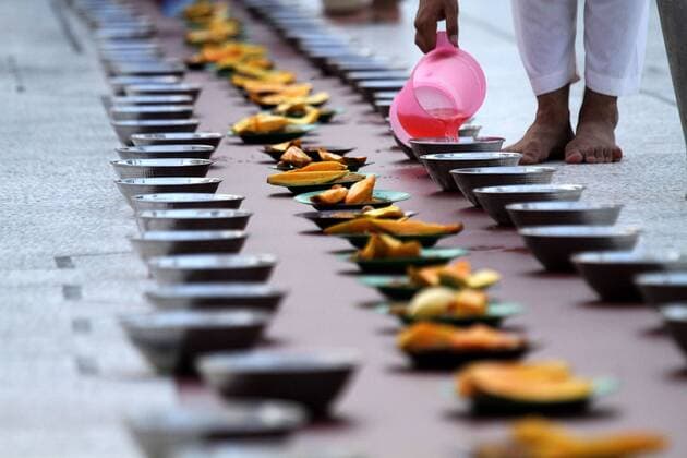 (140701) -- PESHAWAR, June 30, 2014 (Xinhua) -- A man pours water as Pakistani Muslims wait to break their fast on the first day of holy month of Ramadan in northwest Pakistan s Peshawar, June 30, 2014. Muslims around the world refrain from eating, drinking and smoking from dawn to dusk during the fasting month of Ramadan. (Xinhua Umar Qayyum) PAKISTAN-PESHAWAR-RAMADAN 