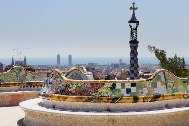 Barcelona Park Guell Barcelona, Katalonien, catalunya, Spanien, spain, Katalanen, Kataloniens, spanisch, spanische, iberisch, Park Guell, Antoni Gaudi, Sehenswuerdigkeit, Wahrzeichen, Parkanlage, Der Parc Güell, Spanisch Parque Güell in Barcelona wurde von Antoni Gaudi in den Jahren 1900 bis 1914 erschaffen, Den Mittelpunkt des Parks bildet ein 3000 qm grosser Terrassenplatz in Form eines Ovals, der zwischen 1907 und 1913 angelegt wurde. Seine Begrenzung ist wellenfoermig, 110 Meter lang und dient zugleich als Sitzgelegenheit. Diese ist mit kleinsten Keramik- und Kristallsteinchen überzogen. Es ist das Werk von Josep Maria Jujol. Parkanlage,