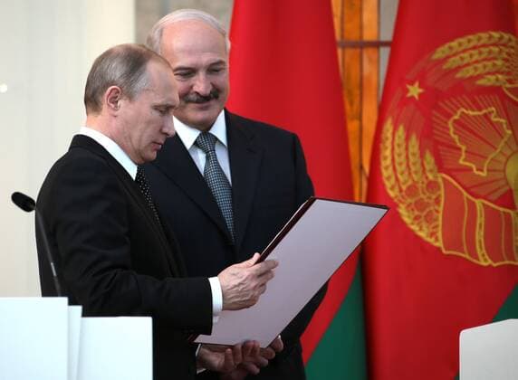 ITAR-TASS: MINSK, BELARUS. JULY 2, 2014. President of Russia Vladimir Putin (L) and Belarusian president Alexander Lukashenko visit the Minsk-based Museum of the History of Great Patriotic War (WWII).  Aufmacher 0191